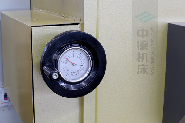 ZDG-640刀片間隙調(diào)節(jié)裝置，設(shè)置在機架前面，并有刻度顯示，調(diào)節(jié)方便.jpg