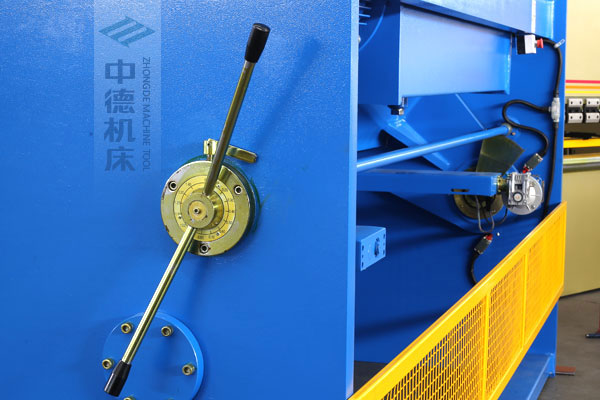 ZDSK-1232剪板機(jī)刀片間隙手動(dòng)調(diào)節(jié)器，刻度清淅，調(diào)節(jié)省力又簡便.jpg