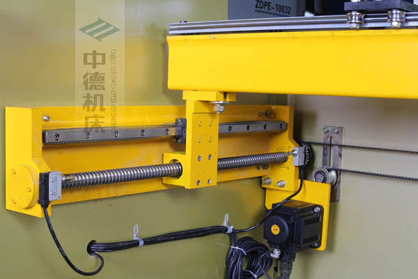 ZDPK-10032X軸配有滾珠絲桿及直線導(dǎo)軌，大功率伺服電機(jī)，鋼絲同步帶，能顯著提升X軸定位精度及速度