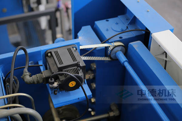 ZDPK-10032配有Y軸伺服定位功能，能精確有效提高Y軸精度，并使工作效率明顯提高