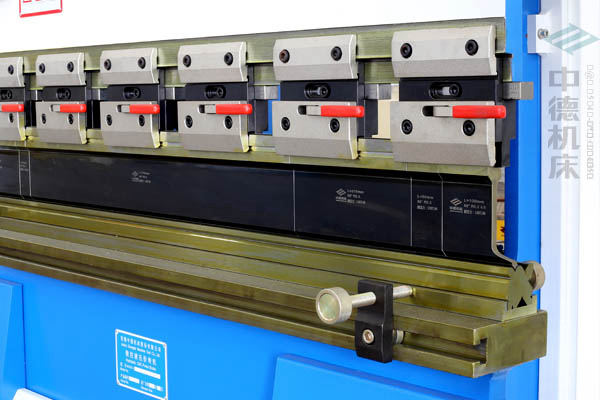 ZDPK-4015-標(biāo)準(zhǔn)分段模具并配合模具快夾，換?？焖?jpg